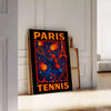 パリのヴィンテージカートゥーンテニスポスター。鮮やかな赤と青のデザインで、どんな空間にも魅力をプラスします。サイズは50x70または30x40。額縁付きと額縁なしのオプションから選べます。