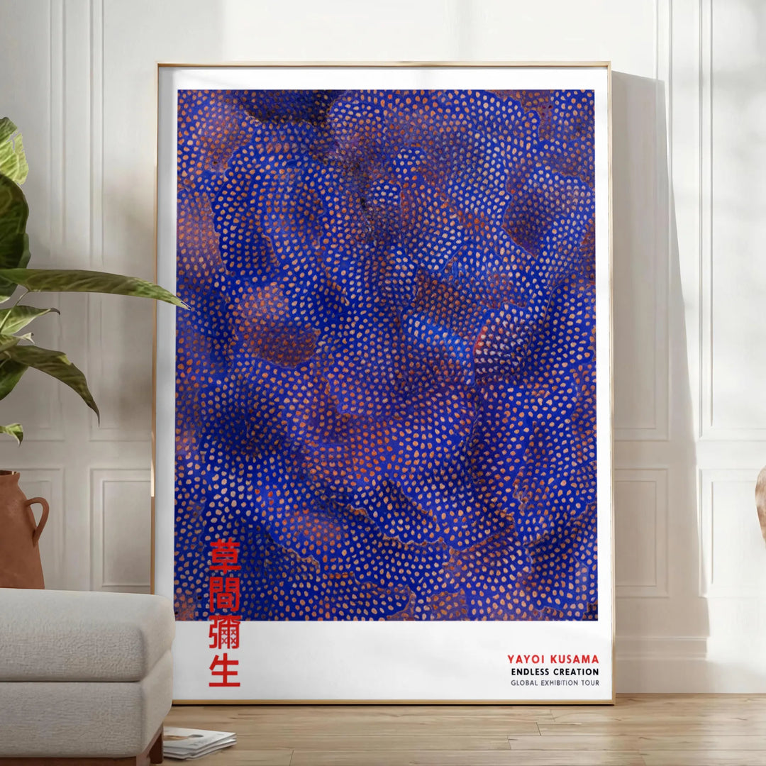 Poster εμπνευσμένο από τη Yayoi Kusama με εντυπωσιακό σχέδιο ροής σε πλούσιες καφέ και γκρι αποχρώσεις, ιδανικό για μοντέρνα