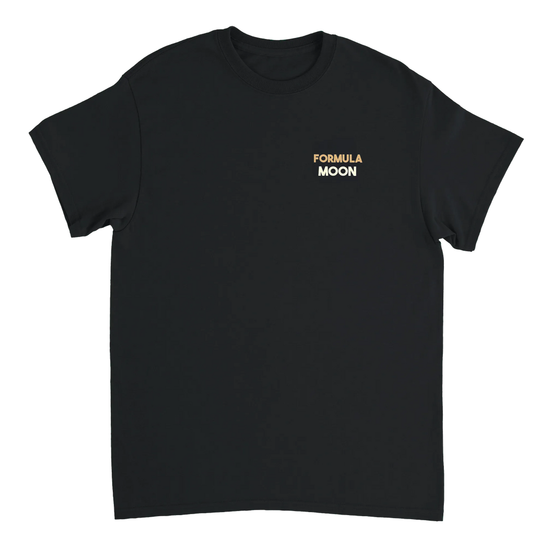 T-shirt Formula Moon con design lunare unico, ideale per appassionati di astronomia. Morbido cotone per un comfort duraturo