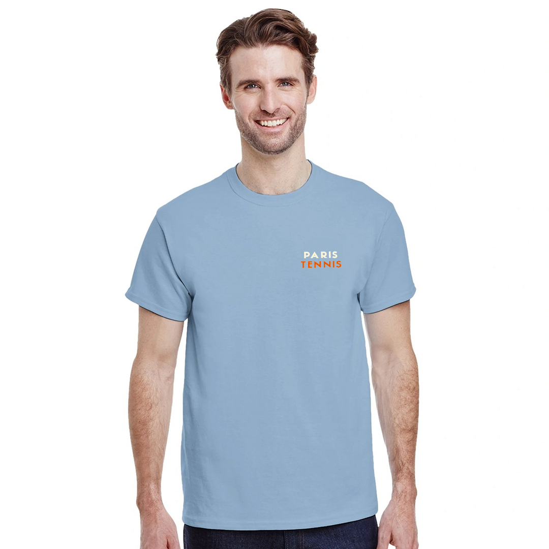 Paris Tennis t-shirt med stilren design, perfekt för tennisälskare och Paris-entusiaster. Finns i storlekarna S till XXL