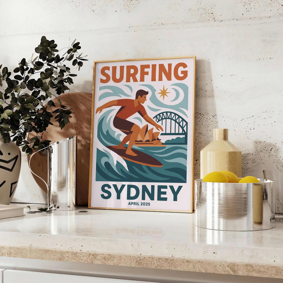 Pievieno savam interjeram pievilcīgu Sydney sērfošanas plakātu ar dzīvīgām zilo un baltu toņu kombinācijām, kas atspoguļo oke
