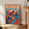 リオ・フットボール・バスケットボールのヴィンテージポスター。アートデコスタイルとスポーツのノスタルジーを融合した美しいポスターです。ファンへのギフトやホームデコレーションに最適。サイズはA4、30x40cm、50x70cmから選べます。