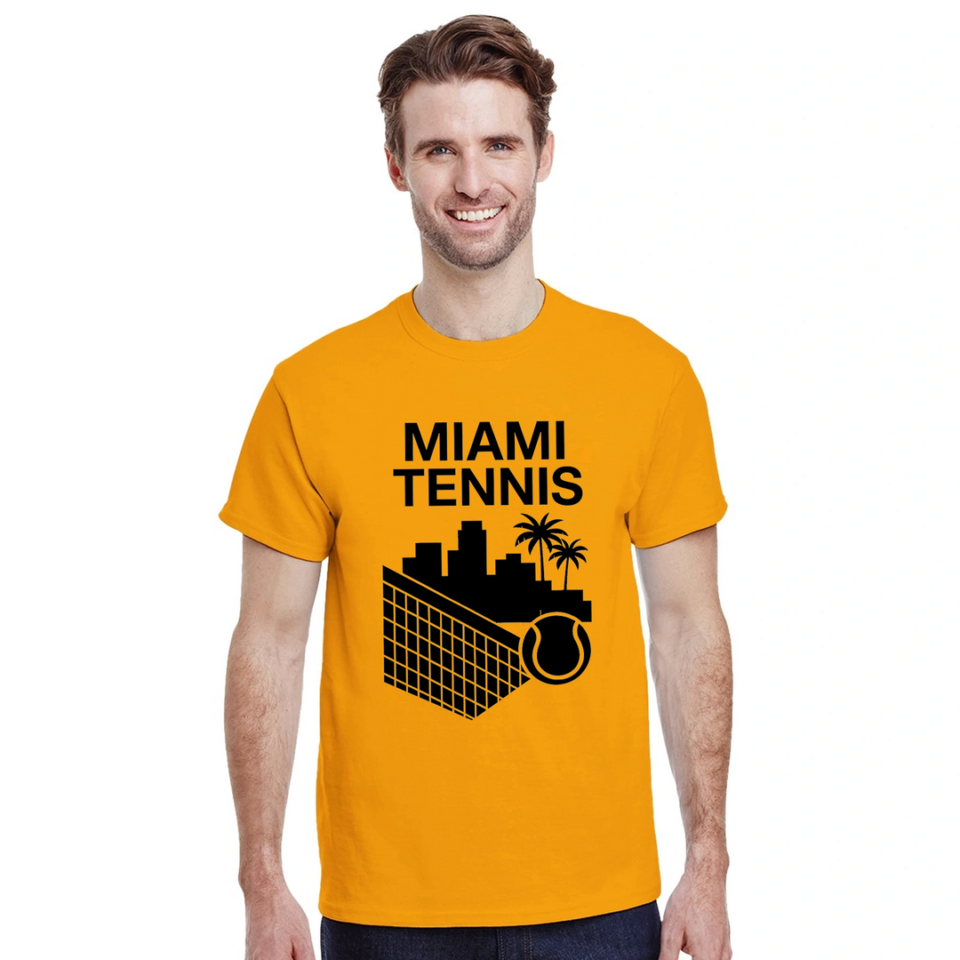 マイアミテニスTシャツは、スポーティーさとシックさを兼ね備えたデザインで、快適な着心地を提供します。テニス愛好者にぴったりの一枚です。