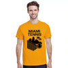 マイアミテニスTシャツは、スポーティーさとシックさを兼ね備えたデザインで、快適な着心地を提供します。テニス愛好者にぴったりの一枚です。