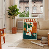 Itālijas futbola plakāts ar dzīvīgu oranžu un sarkanu krāsu, kas iemieso spēles kaislību. Pieejams izmēros 50x70 vai 30x40, i