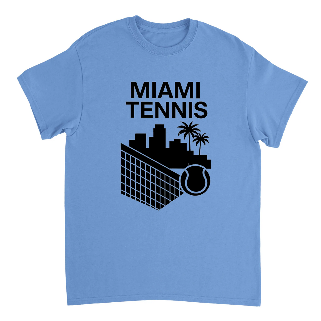 マイアミテニスTシャツは、スポーティーさとシックさを兼ね備えたデザインで、快適な着心地を提供します。テニス愛好者にぴったりの一枚です。