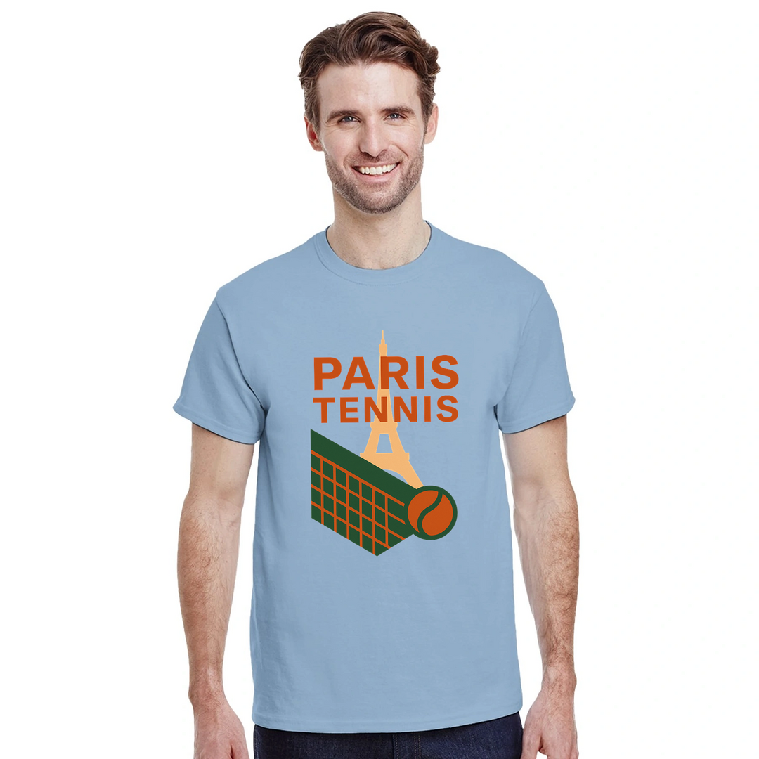 パリのライフスタイルを感じさせるテニスTシャツ。高品質なコットン素材で快適さを提供し、ファッションとスポーツを融合させた一着です。