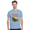 パリのライフスタイルを感じさせるテニスTシャツ。高品質なコットン素材で快適さを提供し、ファッションとスポーツを融合させた一着です。