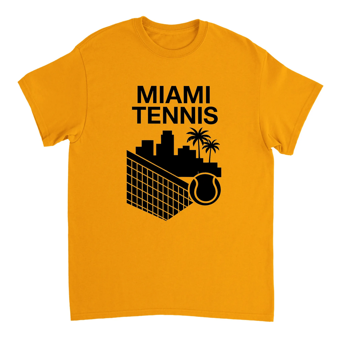 マイアミテニスTシャツは、スポーティーさとシックさを兼ね備えたデザインで、快適な着心地を提供します。テニス愛好者にぴったりの一枚です。