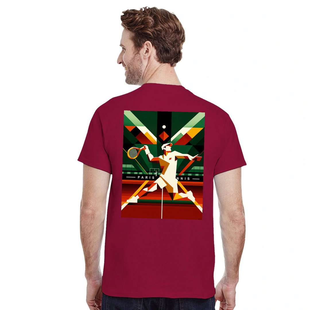 パリのテニスデザインが特徴のスタイリッシュなTシャツ。ソフトで通気性のあるコットン素材で、テニス愛好者にぴったりのアイテムです。