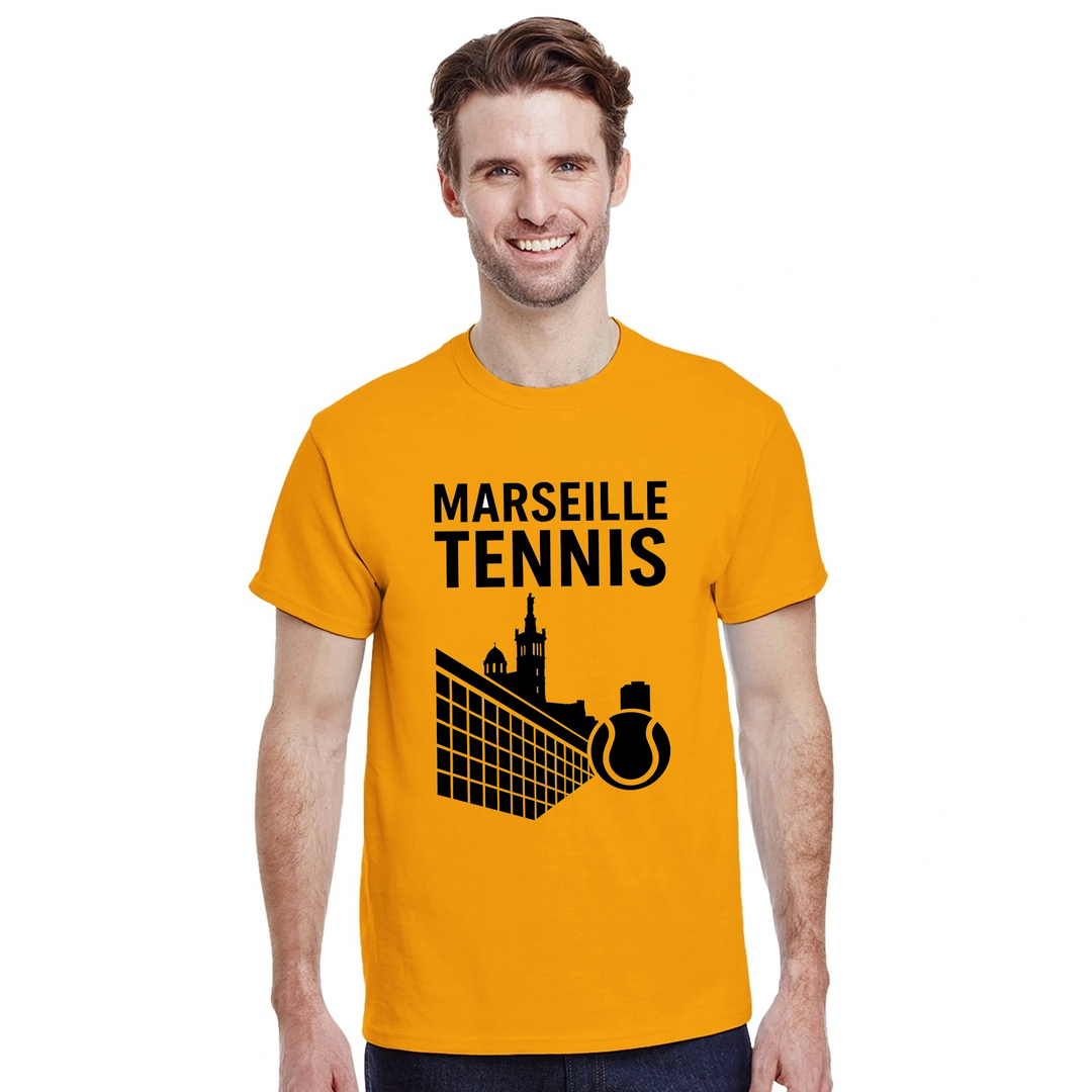 T-shirt Marseille Tennis con design vivace, perfetta per gli appassionati di tennis. Comfort e stile per ogni occasione