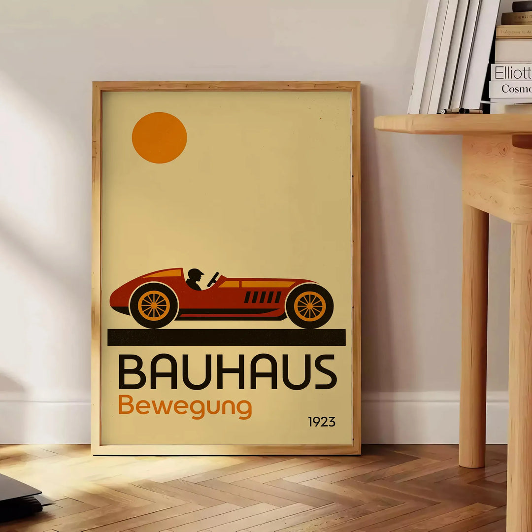 Atemberaubendes Bauhaus-Auto-Poster in Rot und Braun, erhältlich in 50x70 oder 30x40 cm, wahlweise gerahmt oder ungerahmt. Pe