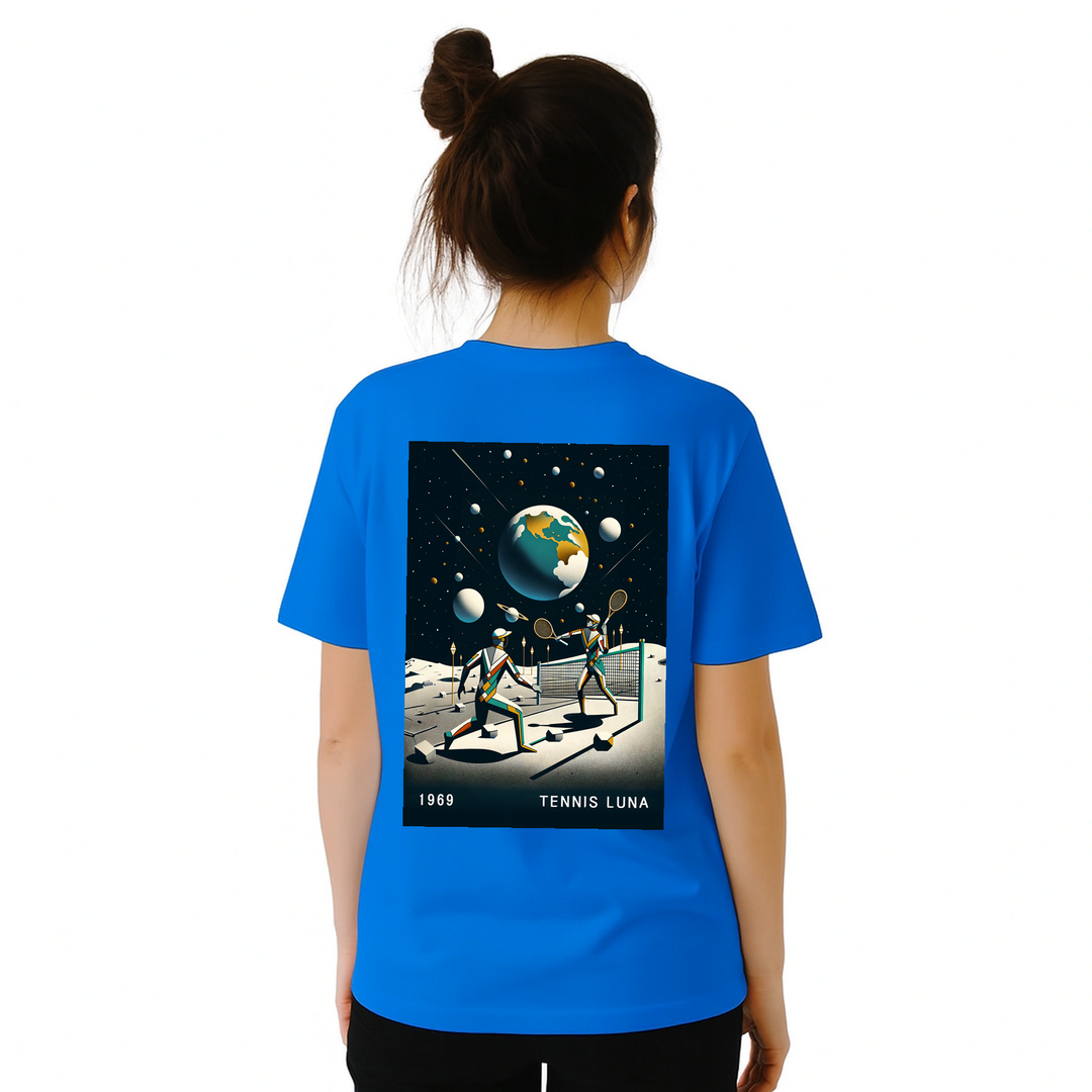 T-shirt Tennis Moon con design unico che unisce la passione per il tennis e il fascino celestiale, ideale per partite o uscit