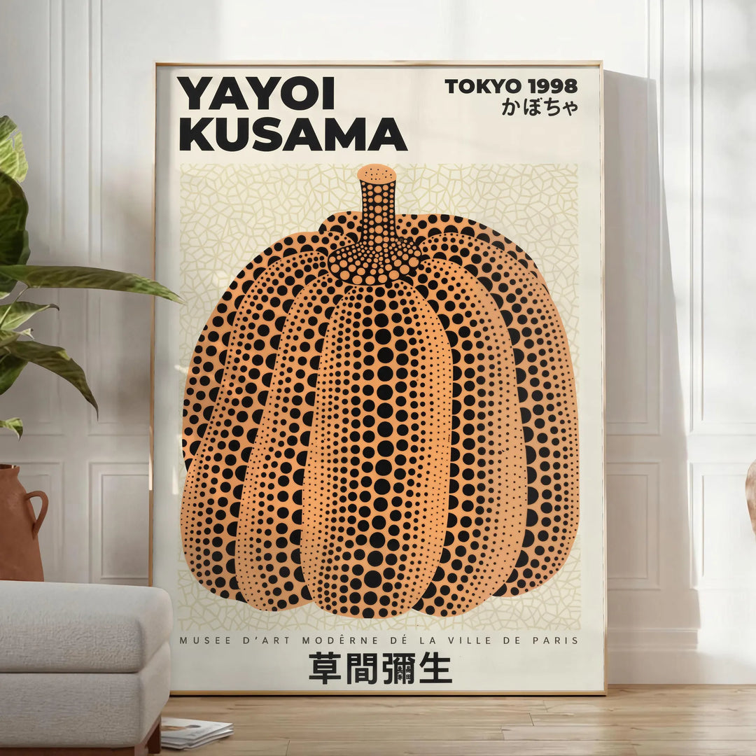 色鮮やかな緑とオレンジのカボチャを描いた、草間彌生の日本のポスター。部屋を引き立てるユニークなアートで、50x70または30x40サイズから選べます。