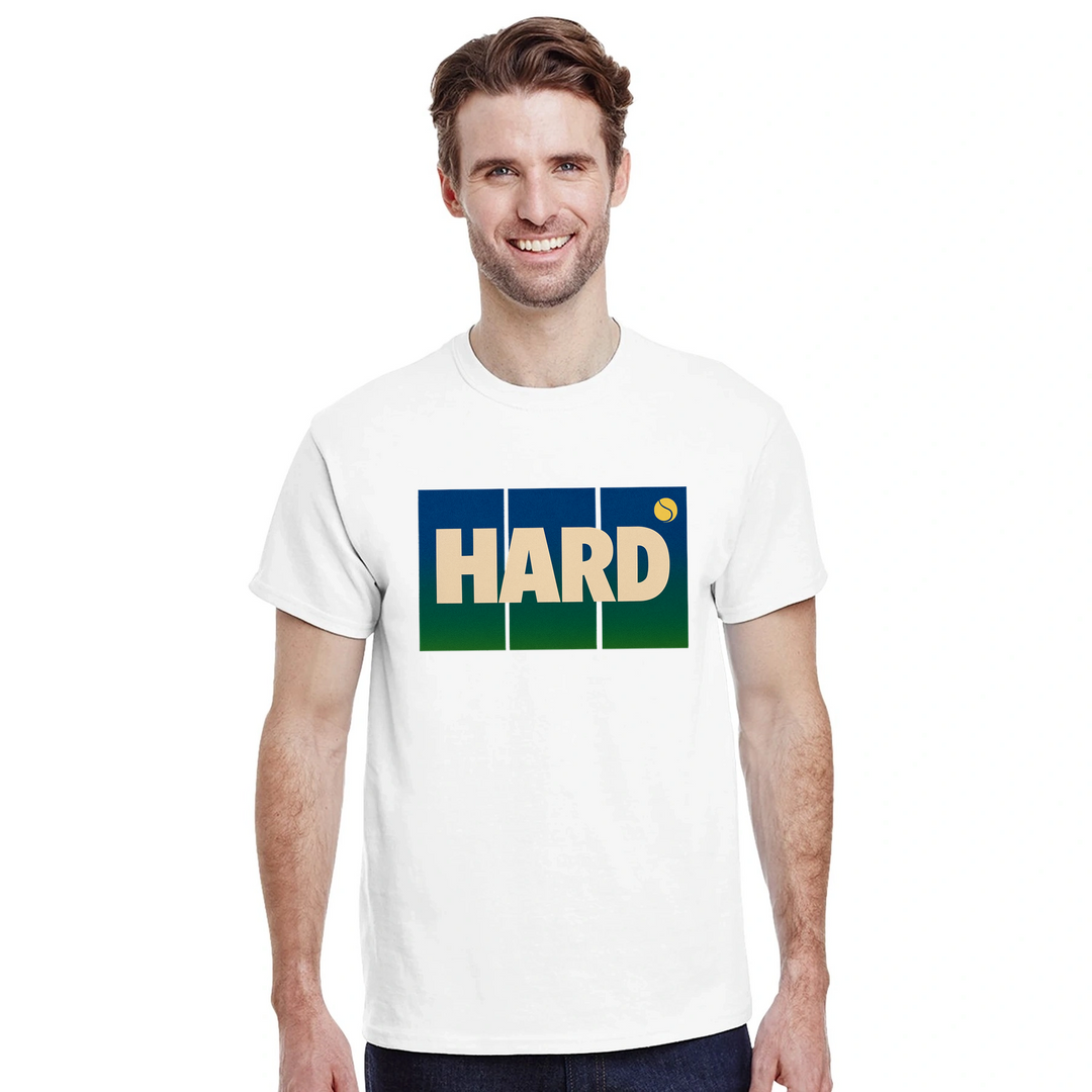 T-shirt Hard Tennis 3, design dinamico che esprime l'intensità del tennis, ideale per giocatori e appassionati. Comfort e sti