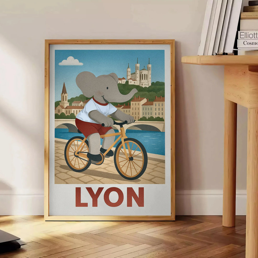 Ένα πολύχρωμο αφίσα με ελέφαντα που ποδηλατεί, εμπνευσμένο από τη Λυών, ιδανικό για το δωμάτιο ή την παιδική χαρά του παιδιού