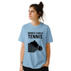 モンテカルロテニスTシャツは、スポーツ愛好家とファッション好きに最適なスタイルを引き立てます。テニスの優雅さを祝う鮮やかなデザインで、コートの内外で目を引く一着です。サイズはS、M、Lをご用意。