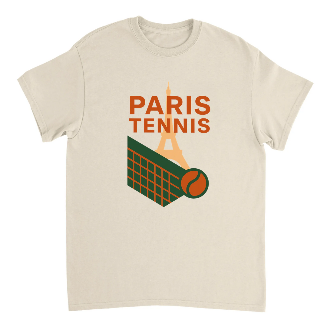 パリのライフスタイルを感じさせるテニスTシャツ。高品質なコットン素材で快適さを提供し、ファッションとスポーツを融合させた一着です。