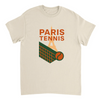 パリのライフスタイルを感じさせるテニスTシャツ。高品質なコットン素材で快適さを提供し、ファッションとスポーツを融合させた一着です。