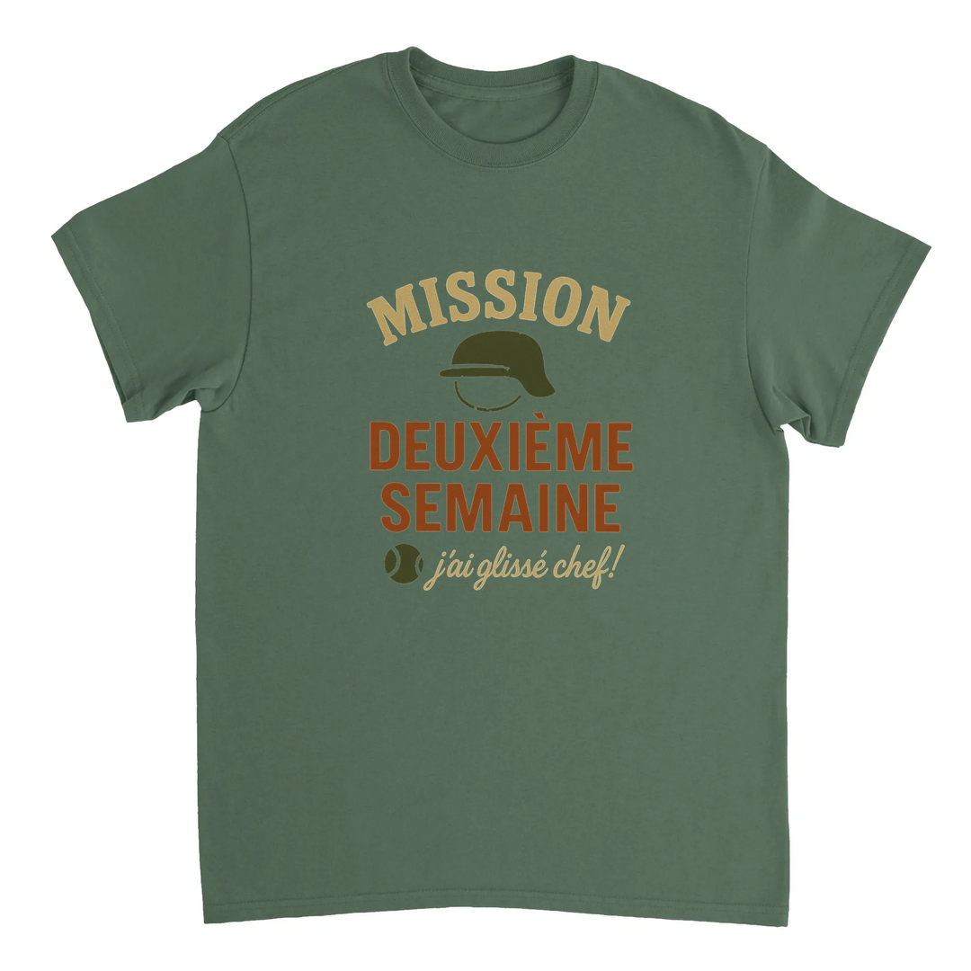 テニス愛好者に最適な"Mission 2eme Semaine Tennis" Tシャツ。快適さとスタイルを兼ね備えたこのTシャツで、コート内外で目立ちましょう。サイズはSからXXLまで。