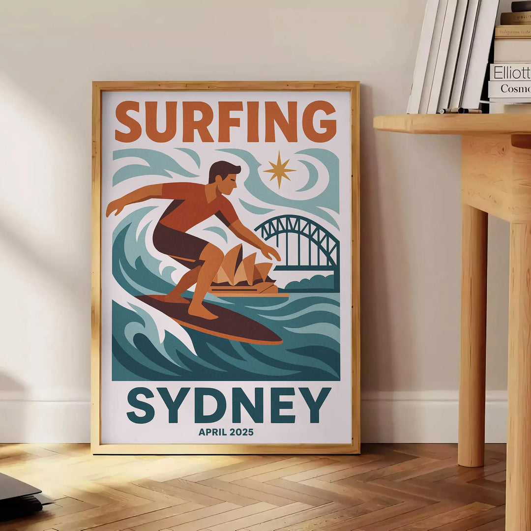 Pievieno savam interjeram pievilcīgu Sydney sērfošanas plakātu ar dzīvīgām zilo un baltu toņu kombinācijām, kas atspoguļo oke