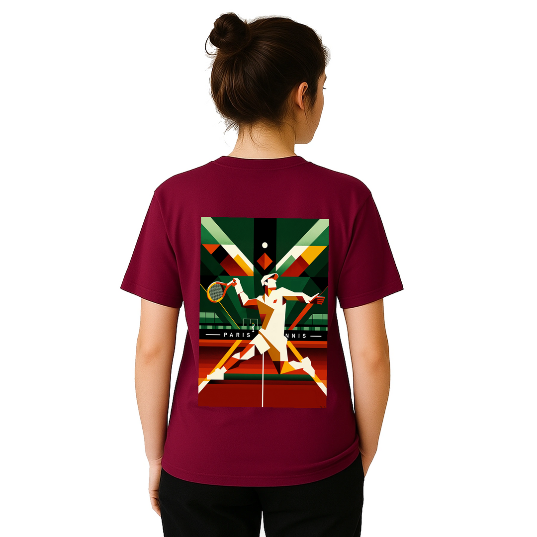 パリのテニスデザインが特徴のスタイリッシュなTシャツ。ソフトで通気性のあるコットン素材で、テニス愛好者にぴったりのアイテムです。