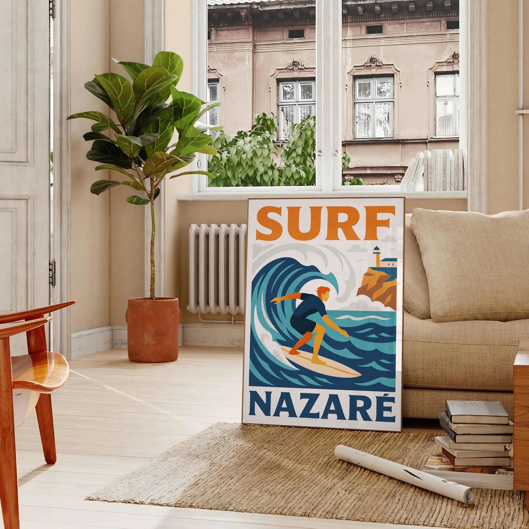 Nazarē sērfošanas plakāts ar dzīvīgu oranžu un baltu dizainu, ideāli piemērots sērfošanas entuziastu telpai