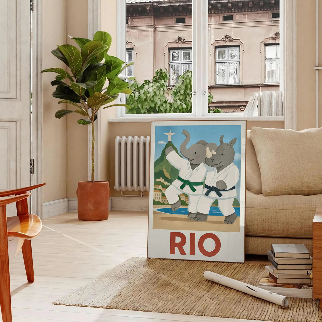 Ανακαλύψτε τον παιχνιδιάρικο κόσμο του Ρίο ντε Τζανέιρο με την αφίσα ελεφάντα και ρινόκερου τζούντο για παιδιά! Ιδανική για κ