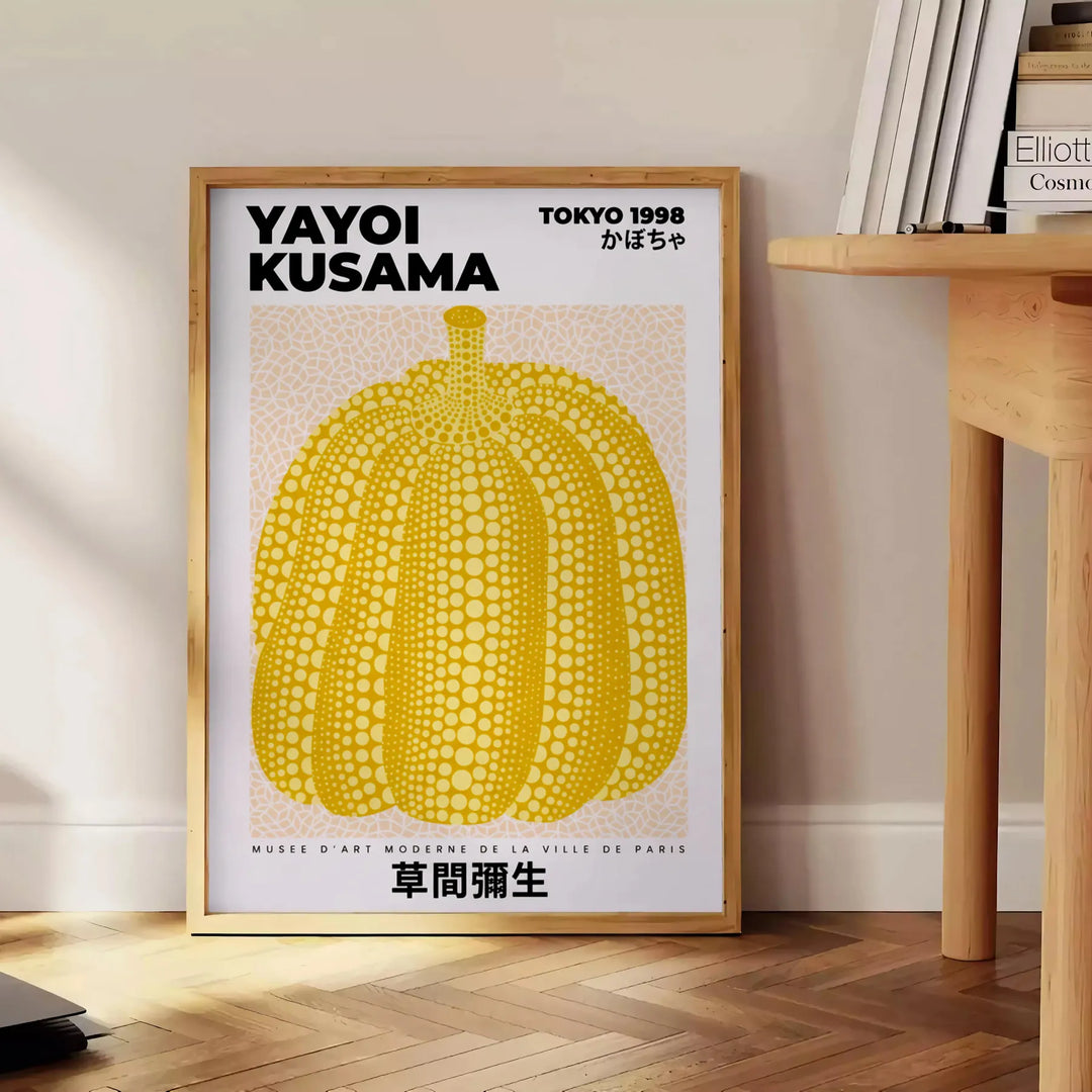 Stilīgs Pumpkin Yayoi Kusama plakāts ar spilgtām oranžām un eleganti pelēkām krāsām, pieejams vairākos izmēros, ideāli piemēr
