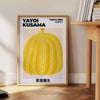Stilīgs Pumpkin Yayoi Kusama plakāts ar spilgtām oranžām un eleganti pelēkām krāsām, pieejams vairākos izmēros, ideāli piemēr