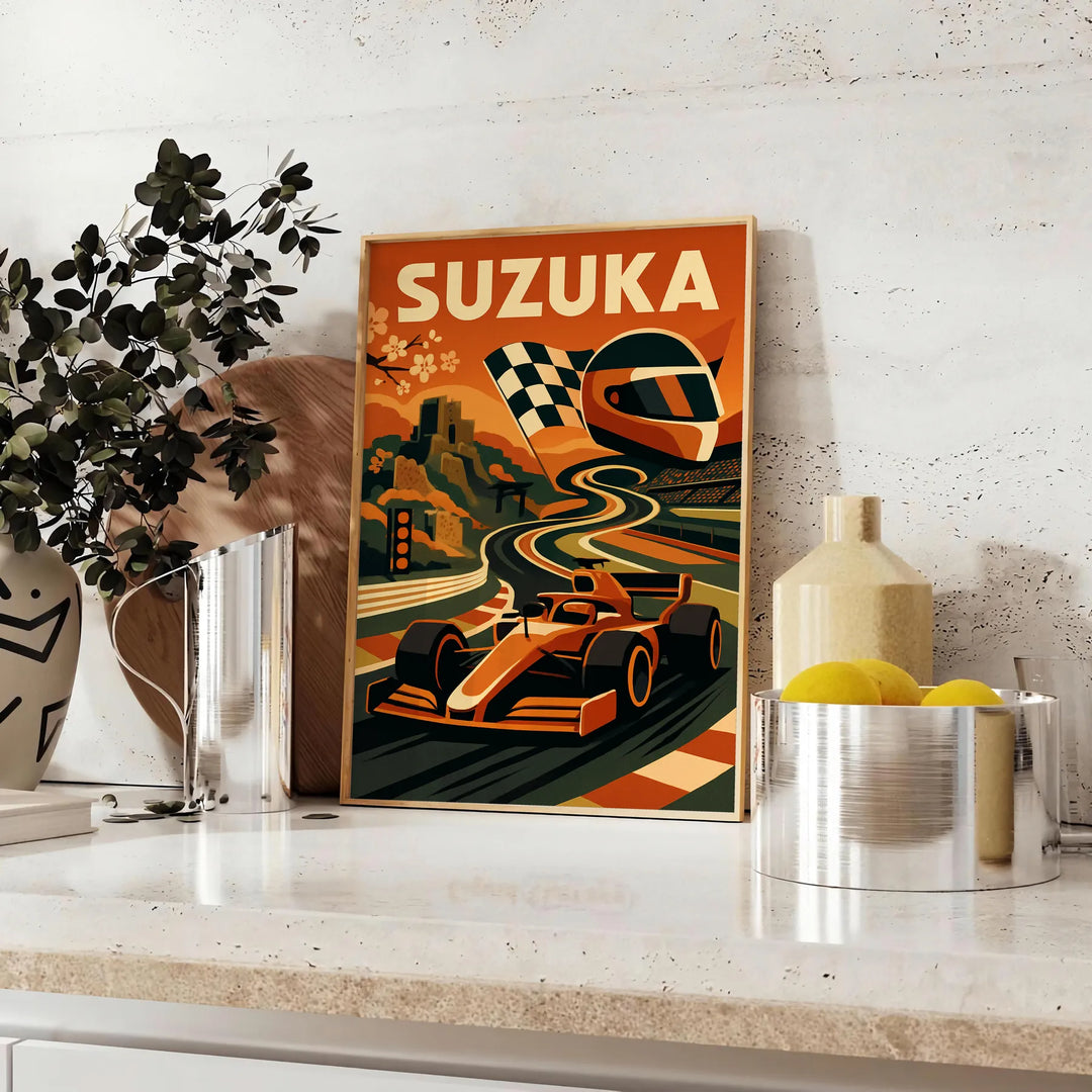 鈴鹿日本F1ポスター。大胆な黒と鮮やかなオレンジの色合いが特徴で、50x70または30x40サイズで提供。レーシングファンのコレクションに最適な目を引くアイテム。フレーム付きまたはなしで購入可能。