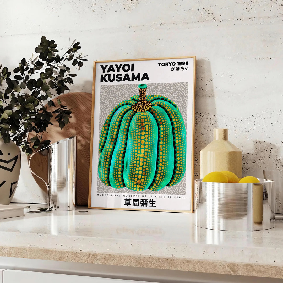 Krāsains Pumpkin Yayoi Kusama plakāts ar zaļiem un dzelteniem toņiem, pieejams izmēros 50x70 vai 30x40, papildina jūsu telpu