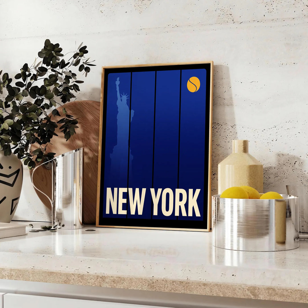Pôster 'New York Tennis 8' em tons vibrantes de laranja e cinza, disponível nas dimensões 50x70 ou 30x40, ideal para decorar
