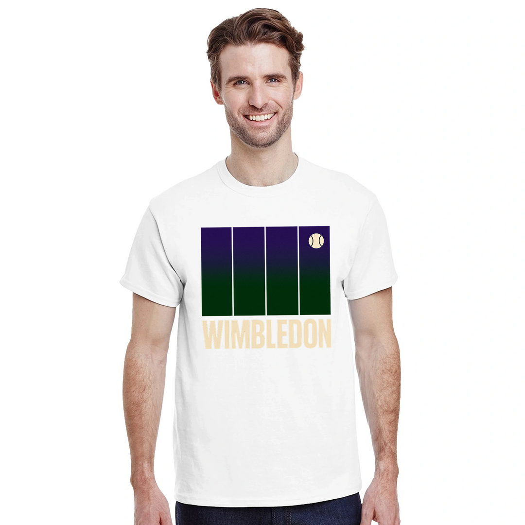 ウィンブルドンテニスTシャツ。アイコニックなトーナメントにインスパイアされたデザインで、コート内外でスタイルをアップグレード。テニスファンやプレイヤーに最適な一枚。サイズはSからXXLまで。