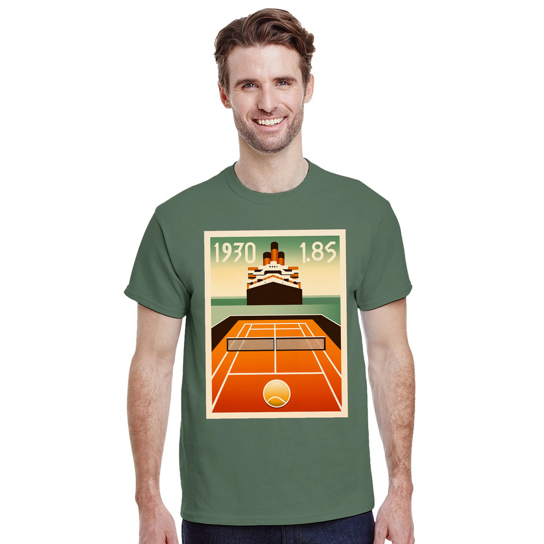 タイタニックテニスTシャツ。クラシックなタイタニックのエレガンスとテニスの楽しさを融合したユニークなデザインのTシャツ。サイズ: S, M, L, XL, XXL。