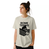 ローマテニス5 Tシャツは、テニスの活気ある精神にインスパイアされたユニークなデザインで、スタイルを引き立てます。コートやカジュアルな外出に最適な必需品です。サイズ展開: S, M, L, XL, XXL