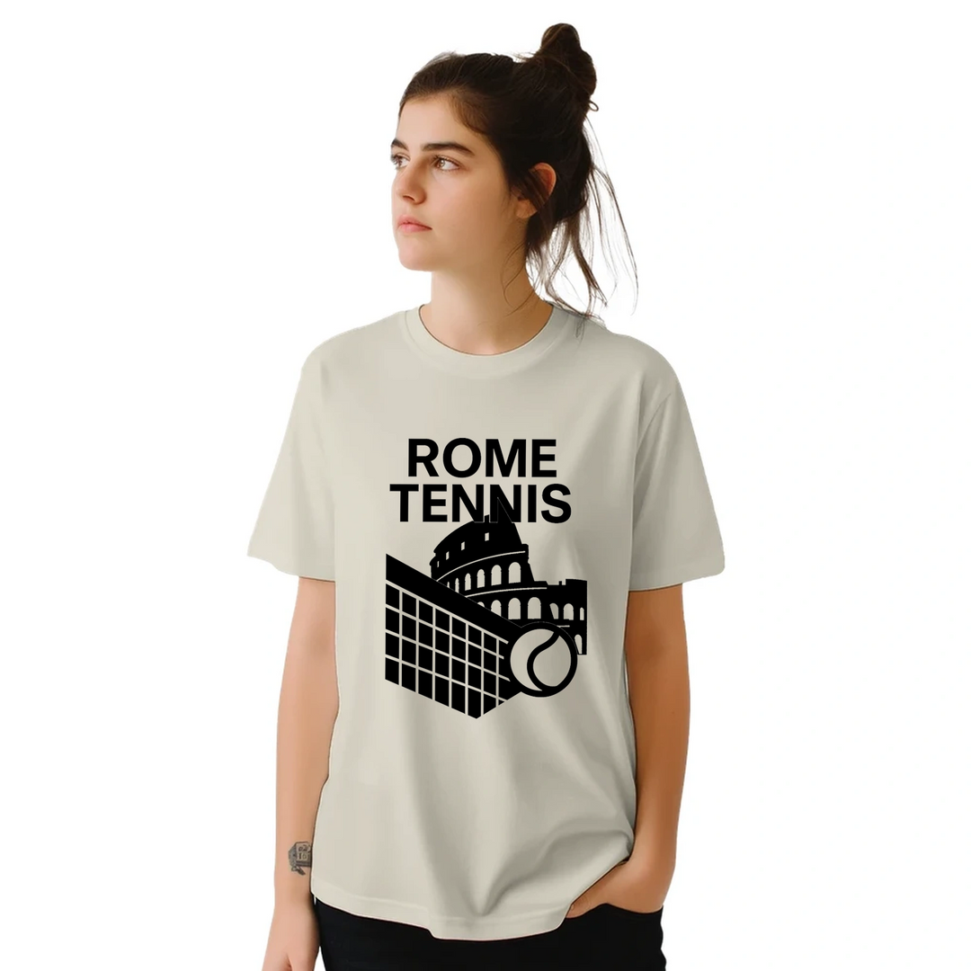 ローマテニス5 Tシャツは、テニスの活気ある精神にインスパイアされたユニークなデザインで、スタイルを引き立てます。コートやカジュアルな外出に最適な必需品です。サイズ展開: S, M, L, XL, XXL