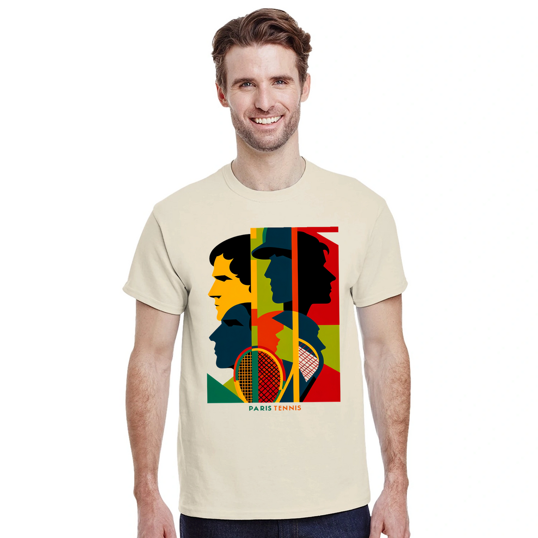 トーナメントテニスTシャツ。プレイヤーやファンに最適なスタイリッシュなティー。快適さと耐久性を兼ね備えた高品質素材使用。サイズ展開：S, M, L, XL, XXL。