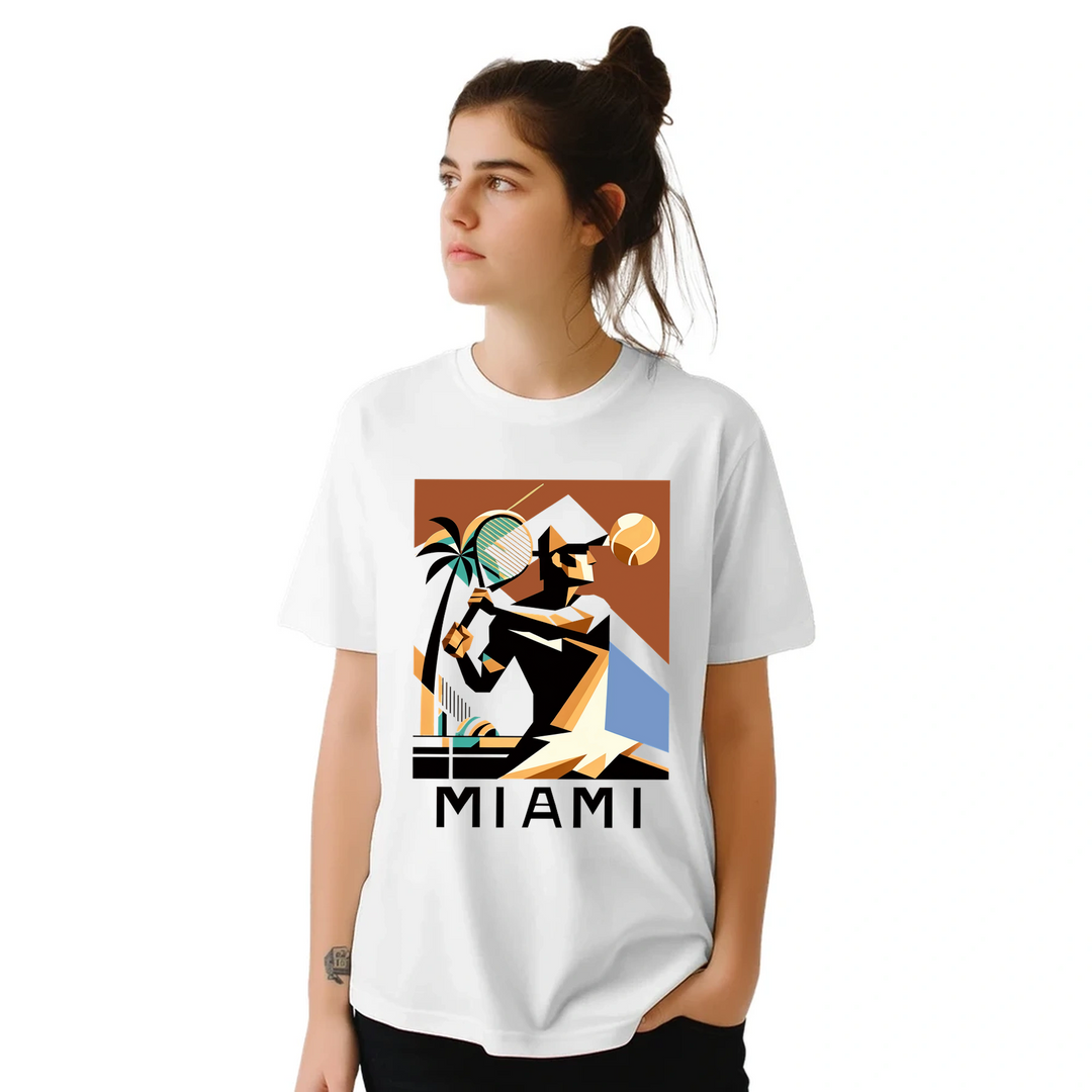 テニス愛好者にぴったりなマイアミテニスTシャツ。ゲームの精神と南フロリダの陽気な雰囲気を捉えたユニークなデザイン。サイズはS、M、L、XL、XXLから選べます。