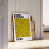 Färgglad Pumpkin Yayoi Kusama poster i grönt och svart, tillgänglig i flera storlekar som 50x70 cm och 30x40 cm, perfekt för