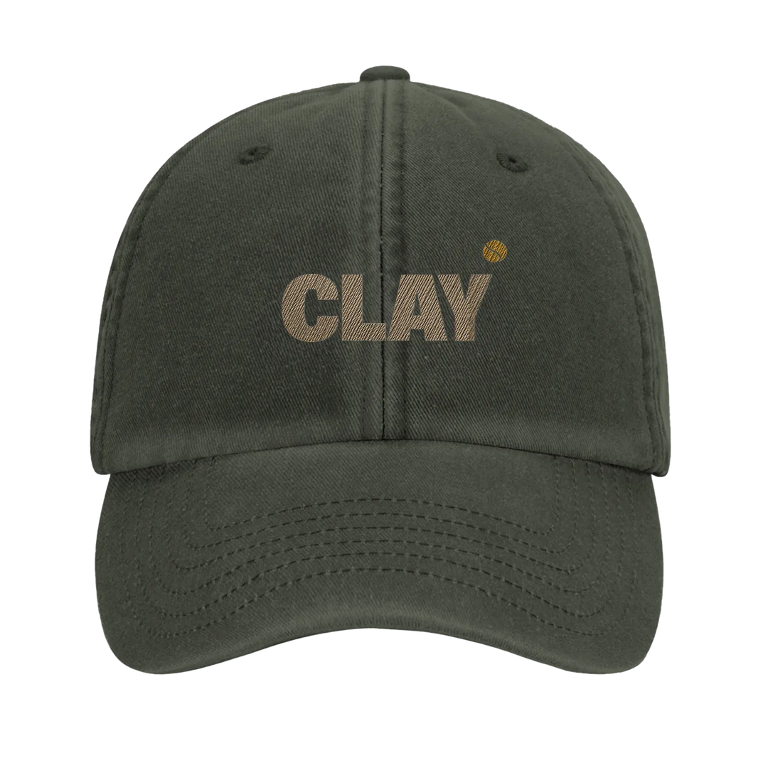 Vintage stila kapuce ar izšuvumu, izgatavota no 100% kokvilnas, ar zemu profilu un izliekto vizieri, ideāla ikdienas valkāšan