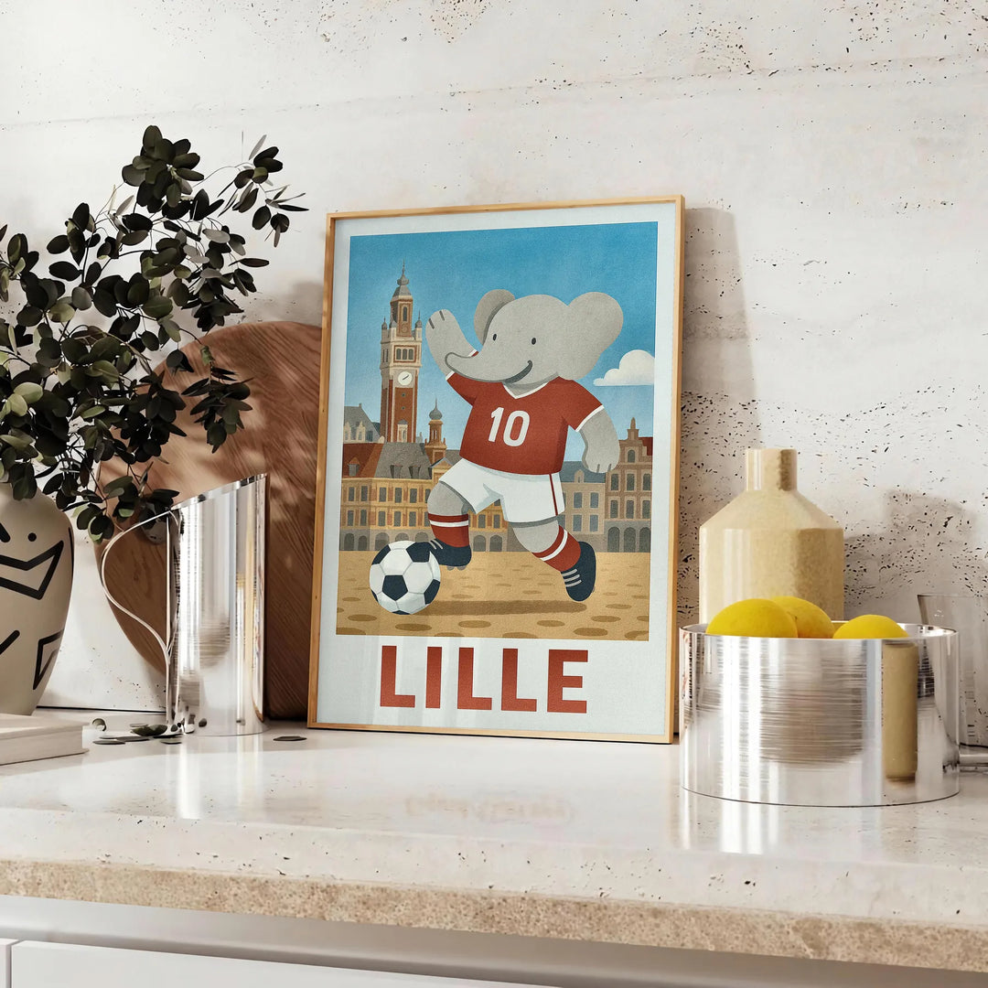 Ανακαλύψτε την παιχνιδιάρικη αφίσα με ελέφαντες που παίζουν ποδόσφαιρο, ιδανική για το δωμάτιο κάθε παιδιού. Διαθέσιμη σε ζων