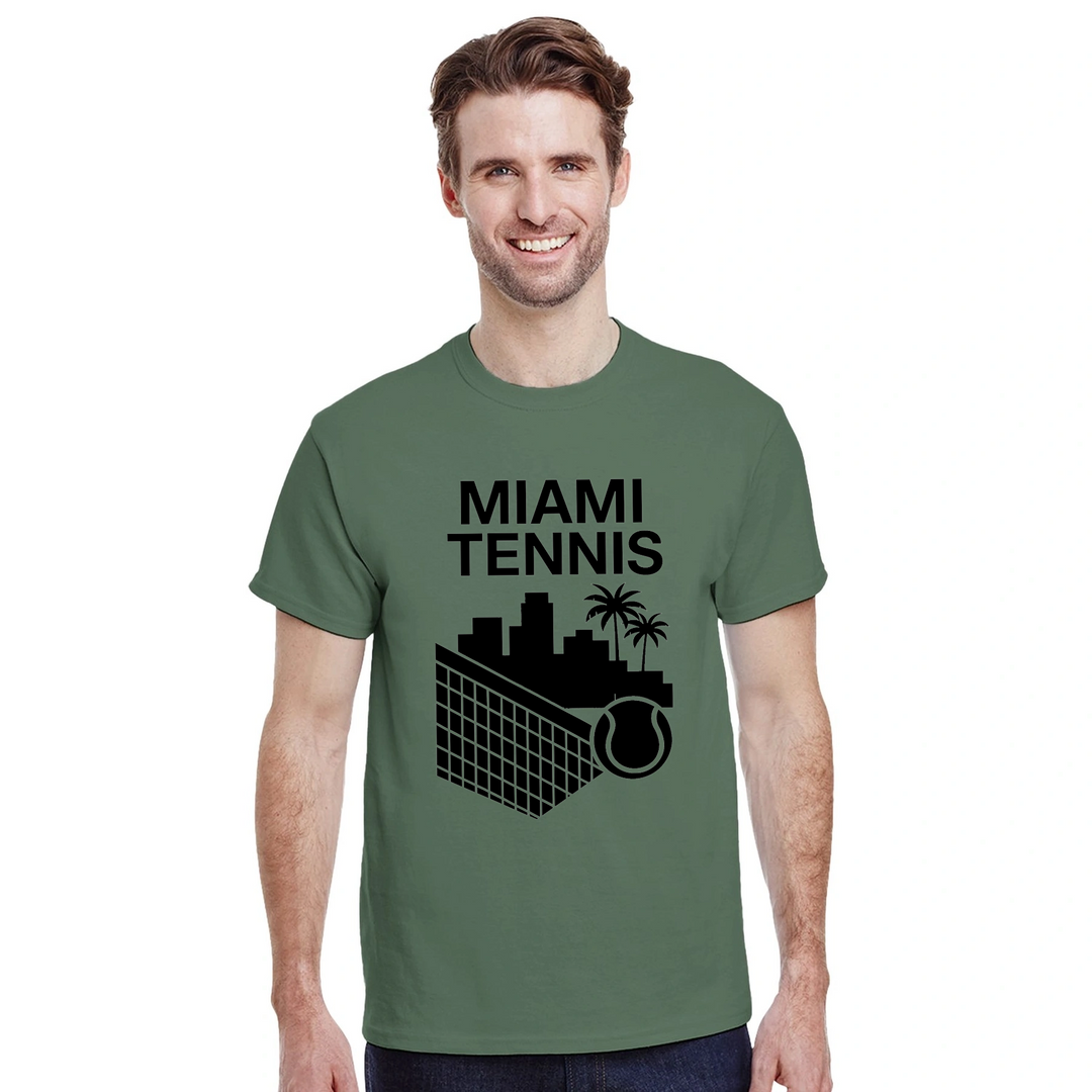 マイアミテニスTシャツは、スポーティーさとシックさを兼ね備えたデザインで、快適な着心地を提供します。テニス愛好者にぴったりの一枚です。