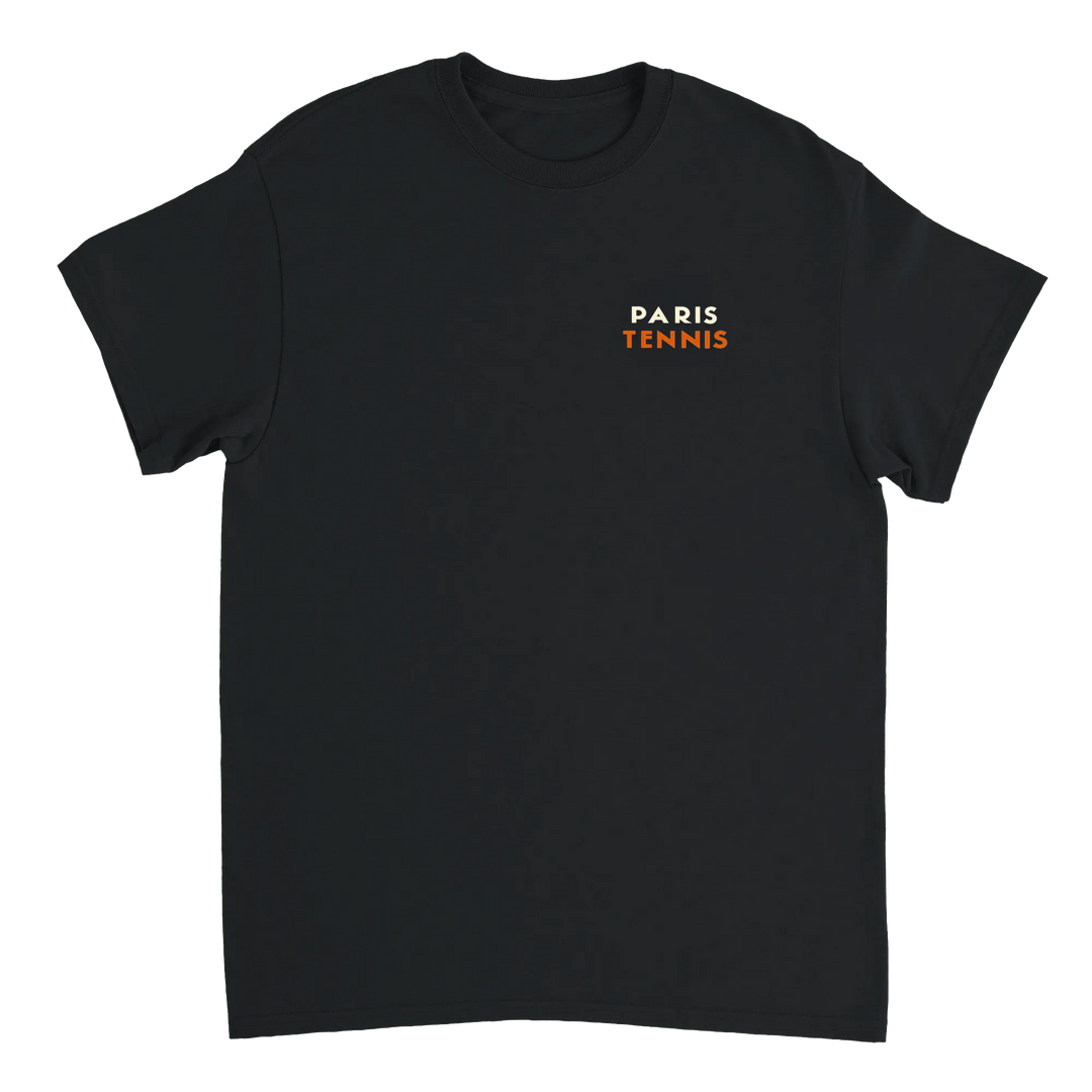 Paris Tennis t-shirt med stilren design, perfekt för tennisälskare och Paris-entusiaster. Finns i storlekarna S till XXL