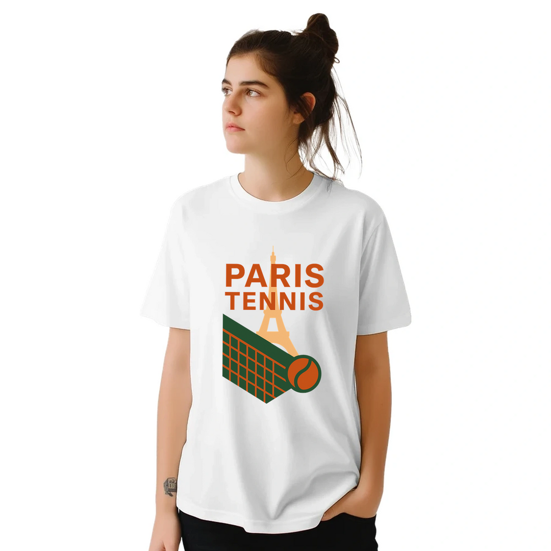 パリのライフスタイルを感じさせるテニスTシャツ。高品質なコットン素材で快適さを提供し、ファッションとスポーツを融合させた一着です。