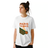 パリのライフスタイルを感じさせるテニスTシャツ。高品質なコットン素材で快適さを提供し、ファッションとスポーツを融合させた一着です。