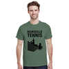 T-shirt Marseille Tennis con design vivace, perfetta per gli appassionati di tennis. Comfort e stile per ogni occasione