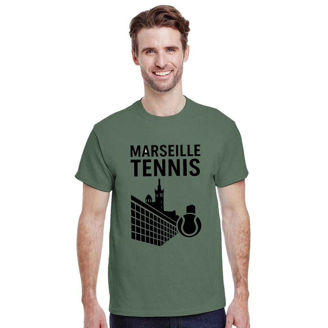 T-shirt Marseille Tennis con design vivace, perfetta per gli appassionati di tennis. Comfort e stile per ogni occasione