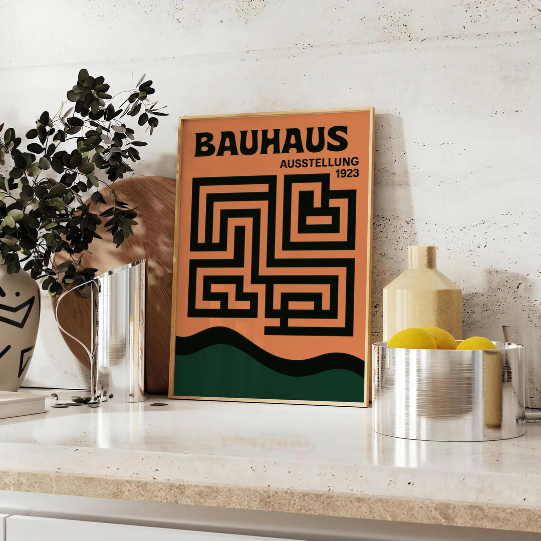 Bauhaus Labyrinth plakāts ar dzīvīgu zaļu un pelēku krāsu, vintage stila mākslas darbs, kas piešķir mūsdienīgu pieskārienu jū