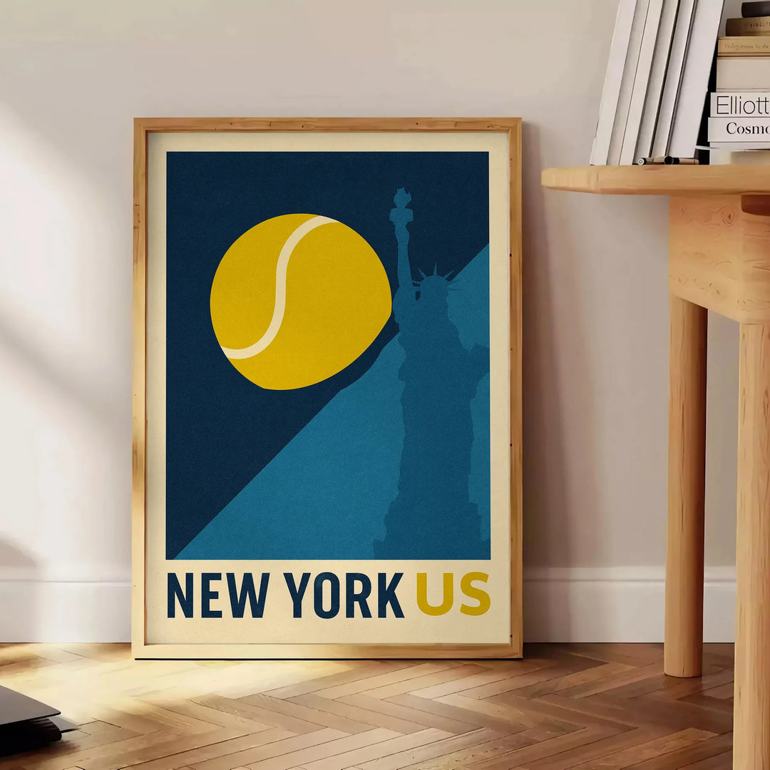 ニューヨークの夜のテニスをテーマにしたポスター。鮮やかな緑と黄色が印象的で、エネルギー溢れるデザイン。サイズは30x40 cmまたは50x70 cmから選べます。